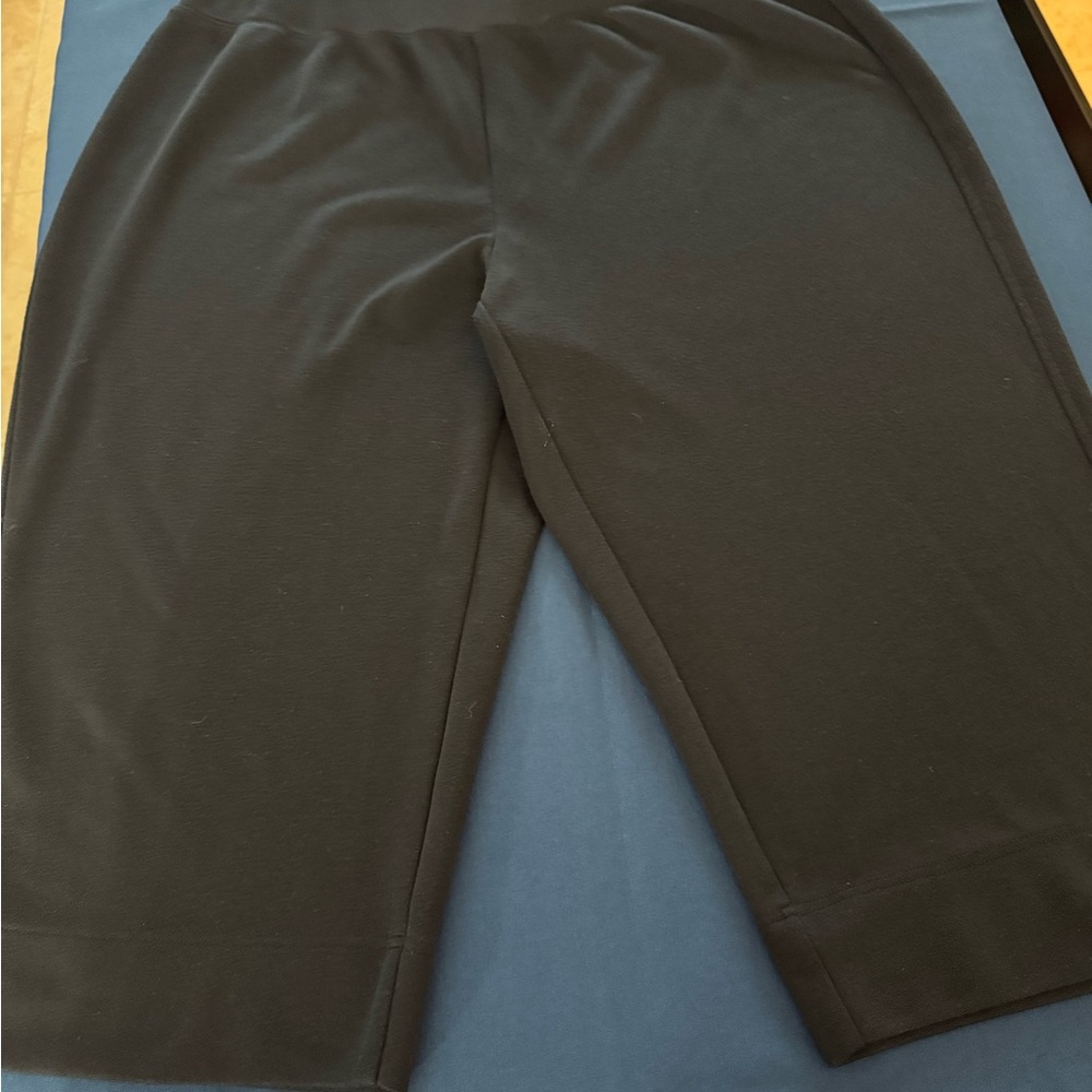 Avenue Black Ponte Capri Pants stretchy size 22/24
